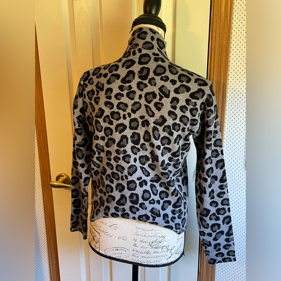 Women’s Tahari size S leopard print turtle neck - Picture 2 of 5